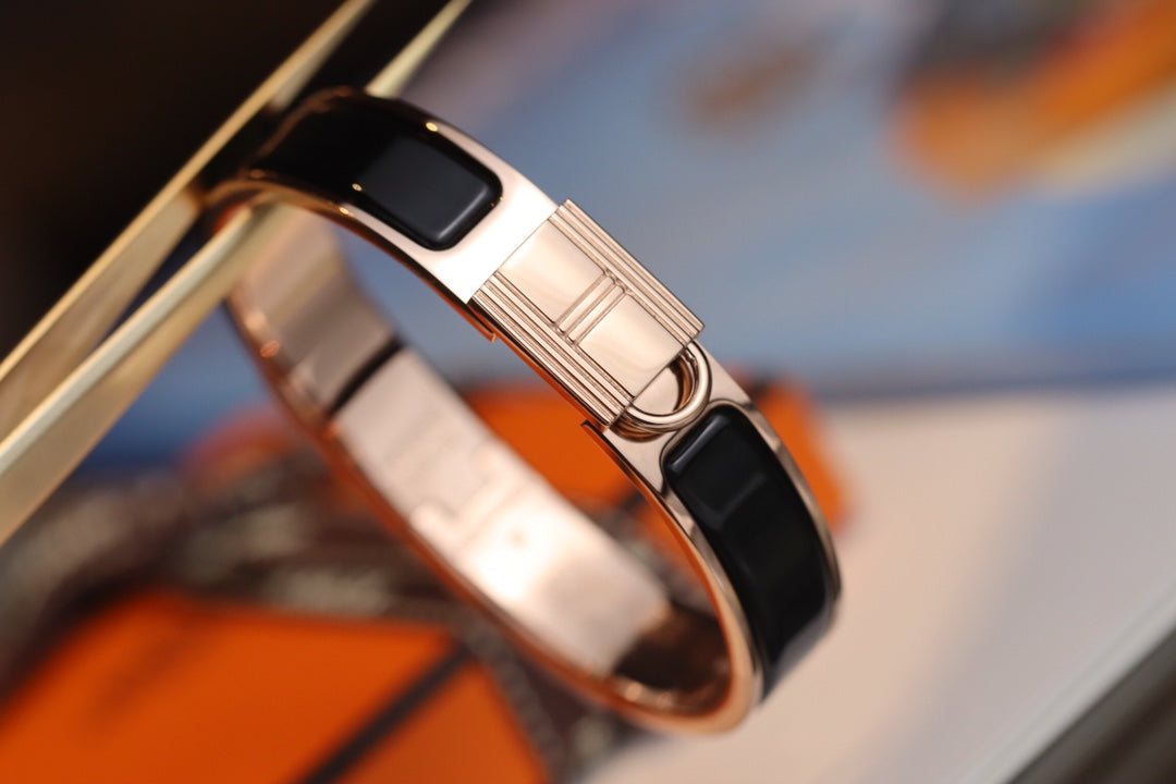 Svart Helene Lås Armbånd i Roségull