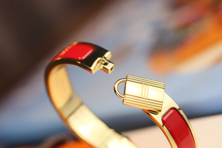 HELENE LOCKED BANGLE