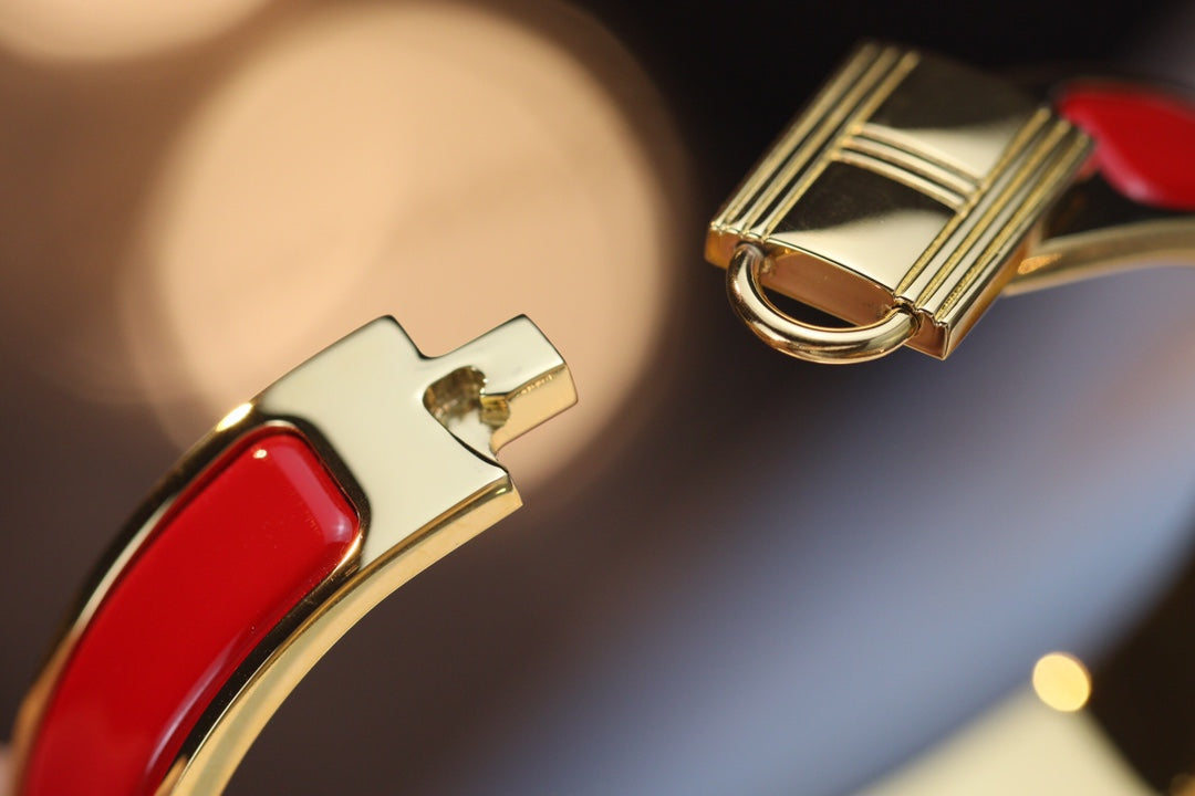 HELENE LOCKED BANGLE