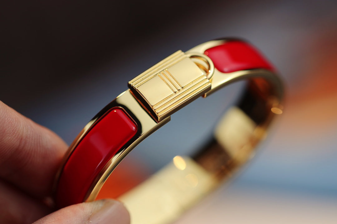 HELENE LOCKED BANGLE