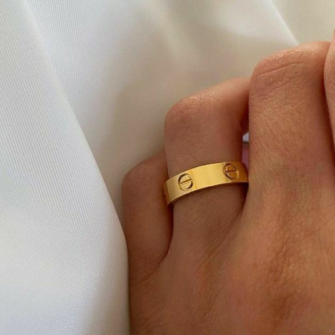 RING MED BLOMSTERMOTIV OG KJÆRLIGHET