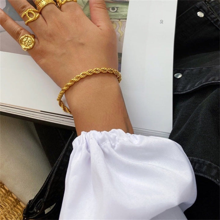 Gigi Gullkjede Armbånd" could be rewritten as "Gigi Gold Chain Bracelet.