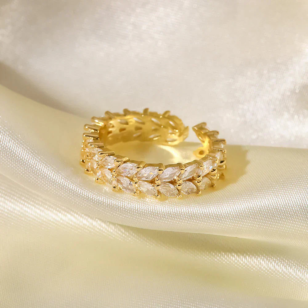 Clarisse Mustriline Gold Ring