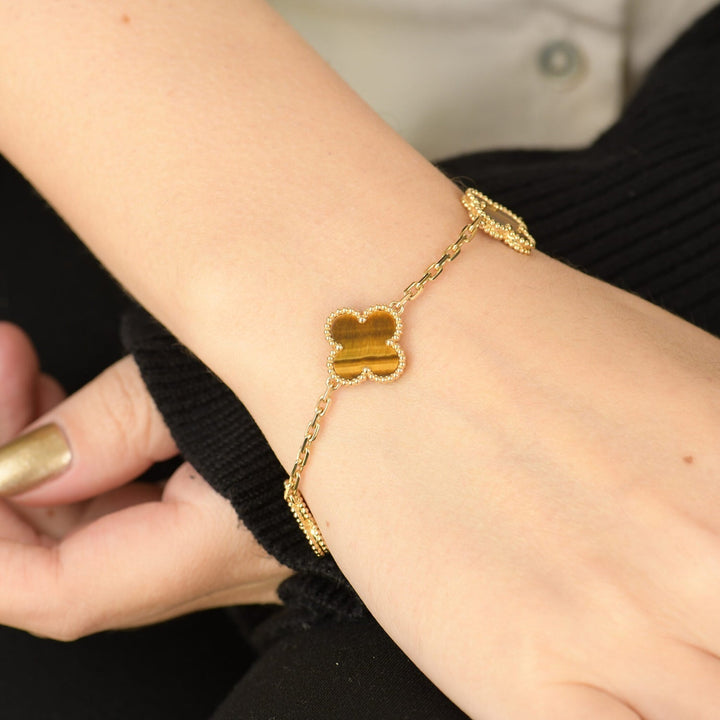 CLOVER 5 MOTIVER TIGERØYE ARMBÅND" can be rewritten as "CLOVER 5-Design Tiger Eye Bracelet.