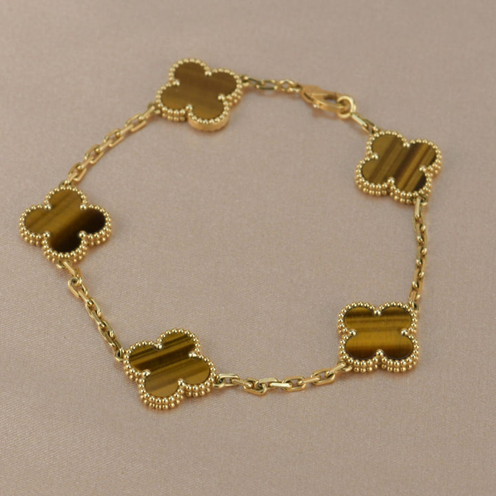 CLOVER 5 MOTIVER TIGERØYE ARMBÅND" can be rewritten as "CLOVER 5-Design Tiger Eye Bracelet.
