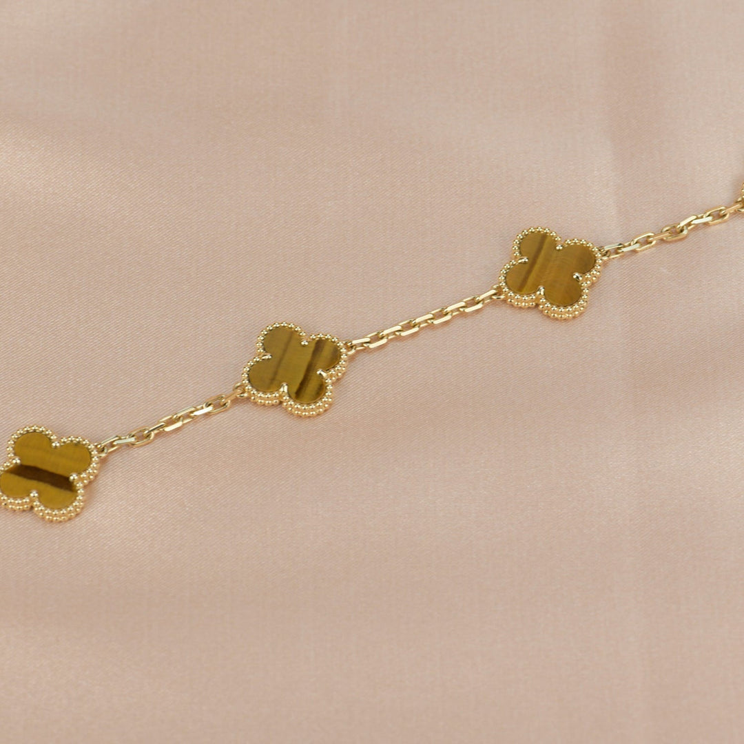 CLOVER 5 MOTIVER TIGERØYE ARMBÅND" can be rewritten as "CLOVER 5-Design Tiger Eye Bracelet.