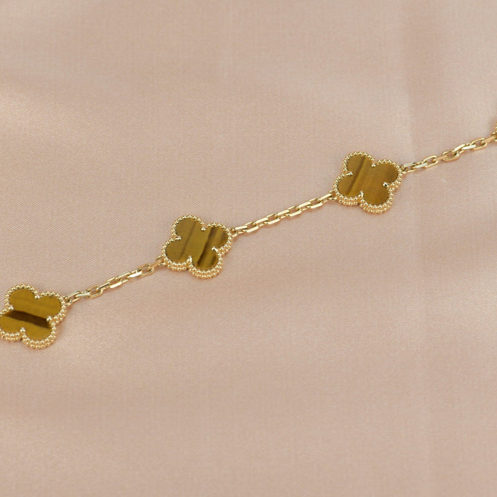 CLOVER 5 MOTIVER TIGERØYE ARMBÅND" can be rewritten as "CLOVER 5-Design Tiger Eye Bracelet.
