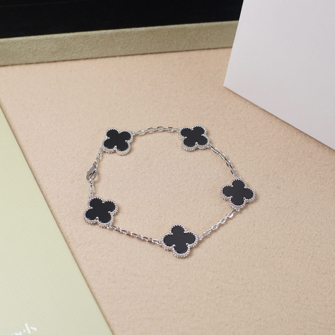 Clover 5 Motiv Onyx Bracelet in Silver