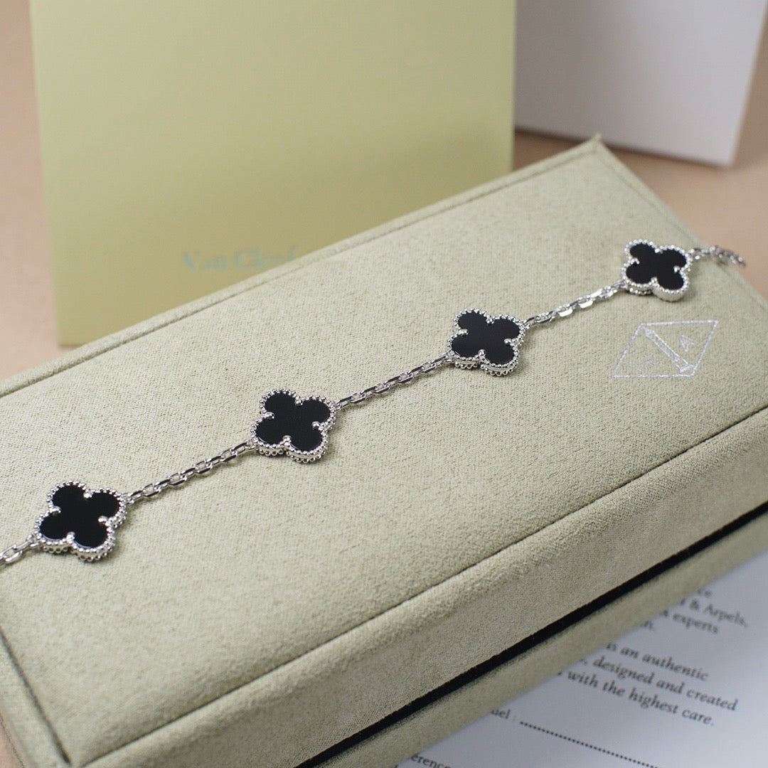 Clover 5 Motiv Onyx Bracelet in Silver