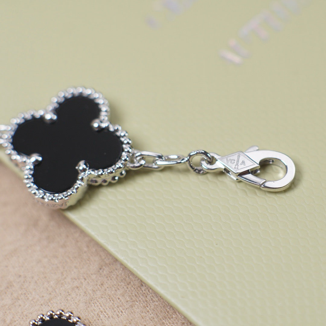 Clover 5 Motiv Onyx Bracelet in Silver