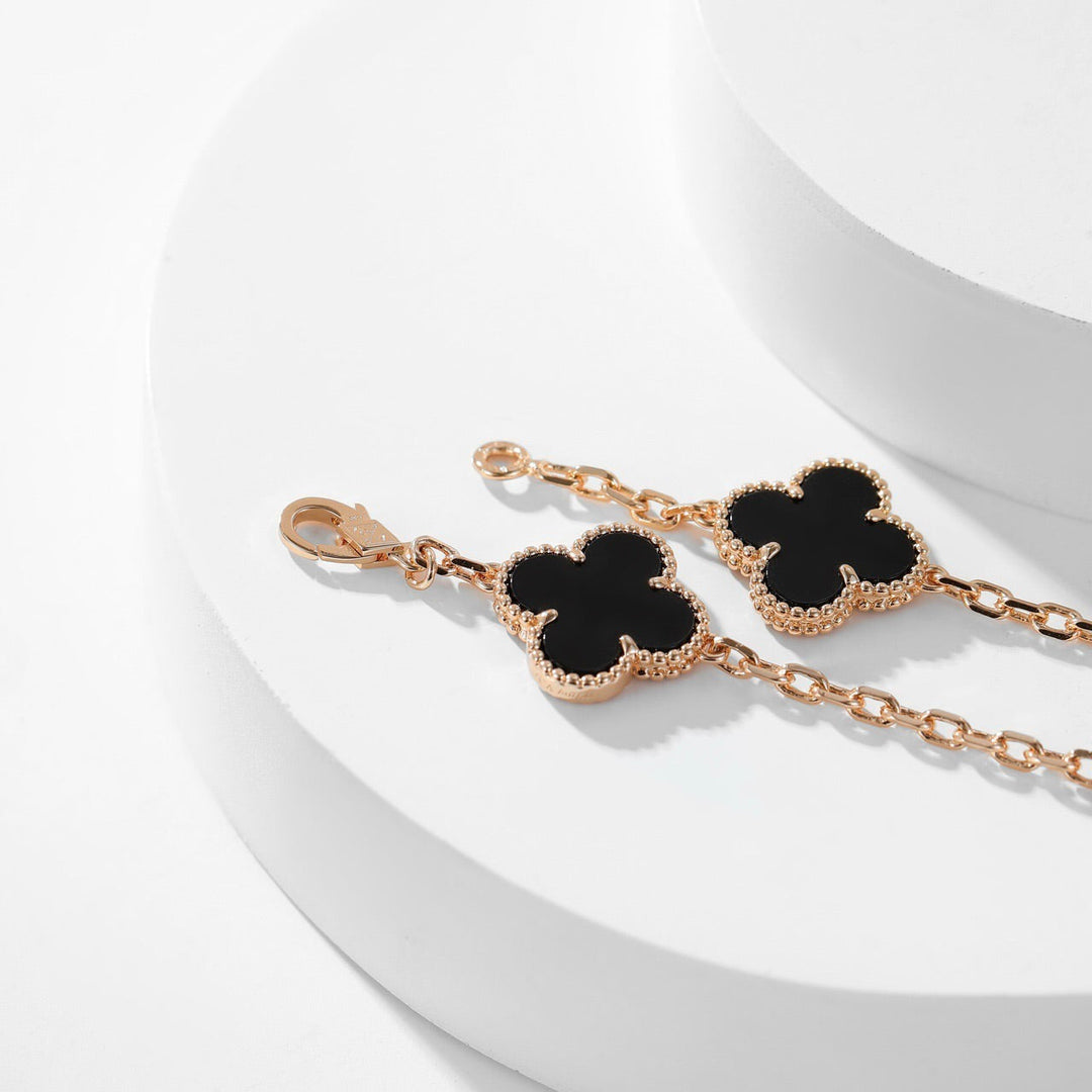 CLOVER 10 MOTIVER ONYX NECKLACE