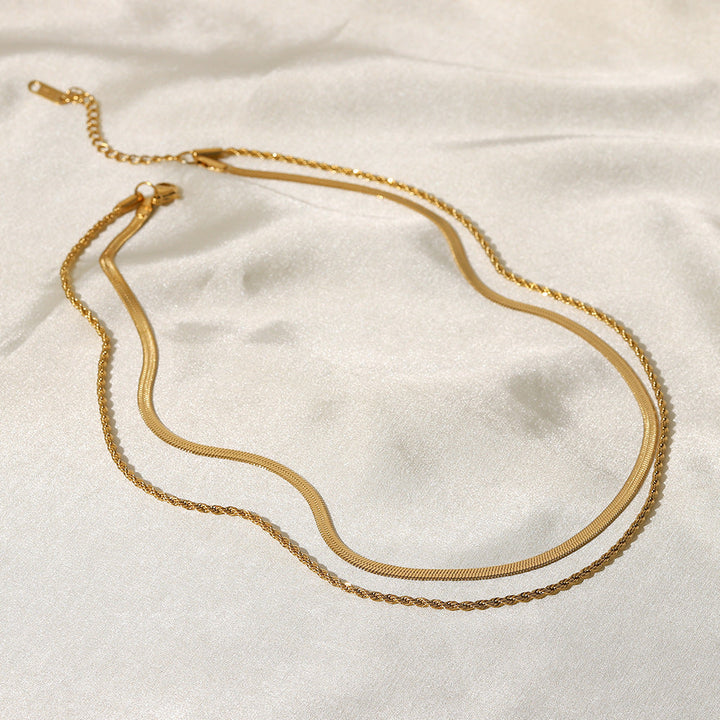 Hailey Laget Gullkjede" can be rewritten as "Hailey Gold Chain Necklace.