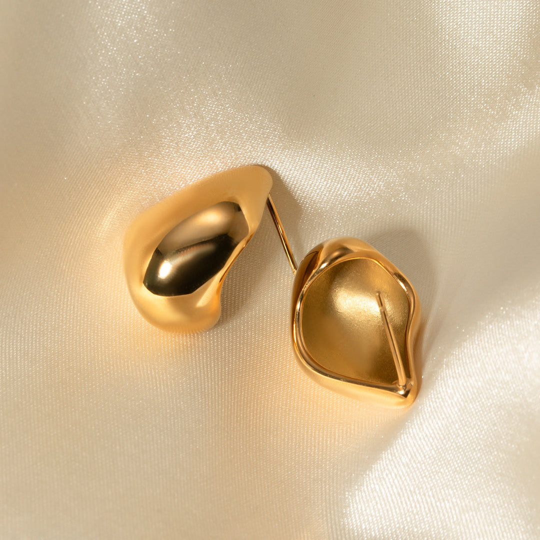 Amelie Gull Øreringer" could be rewritten as "Amelie Gold Earrings.