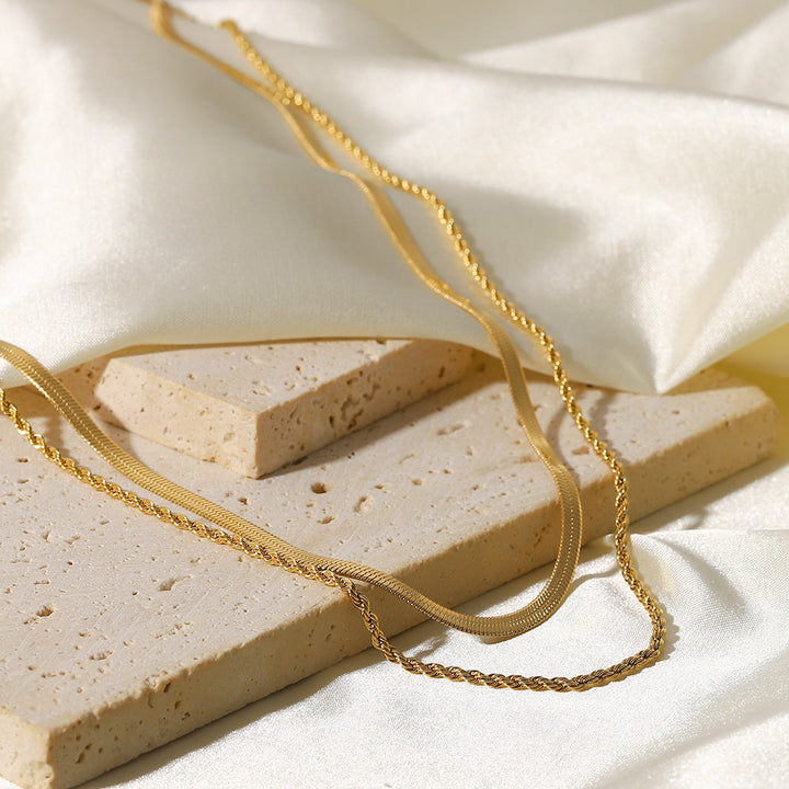 Hailey Laget Gullkjede" can be rewritten as "Hailey Gold Chain Necklace.