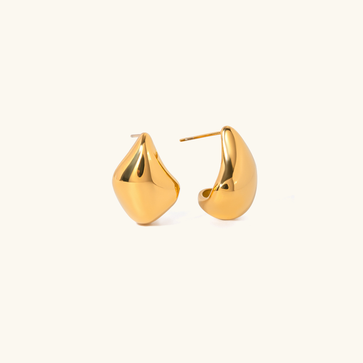 Amelie Gull Øreringer" could be rewritten as "Amelie Gold Earrings.