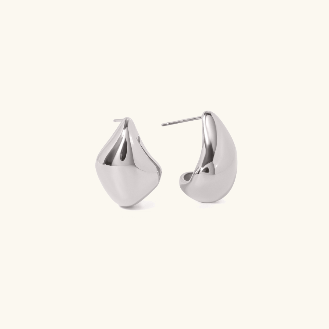 Amelie Gull Øreringer" could be rewritten as "Amelie Gold Earrings.