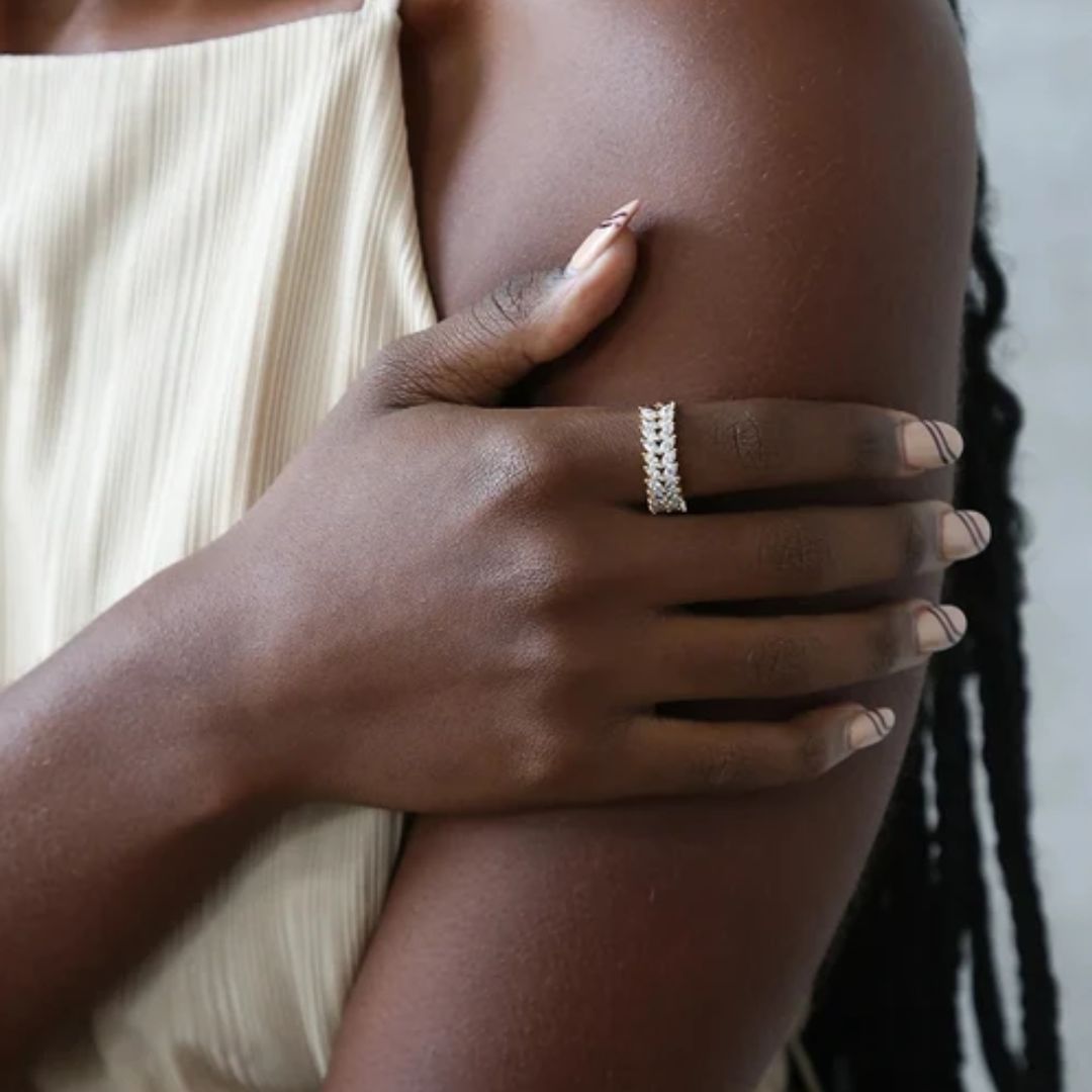 Clarisse Mustriline Gold Ring