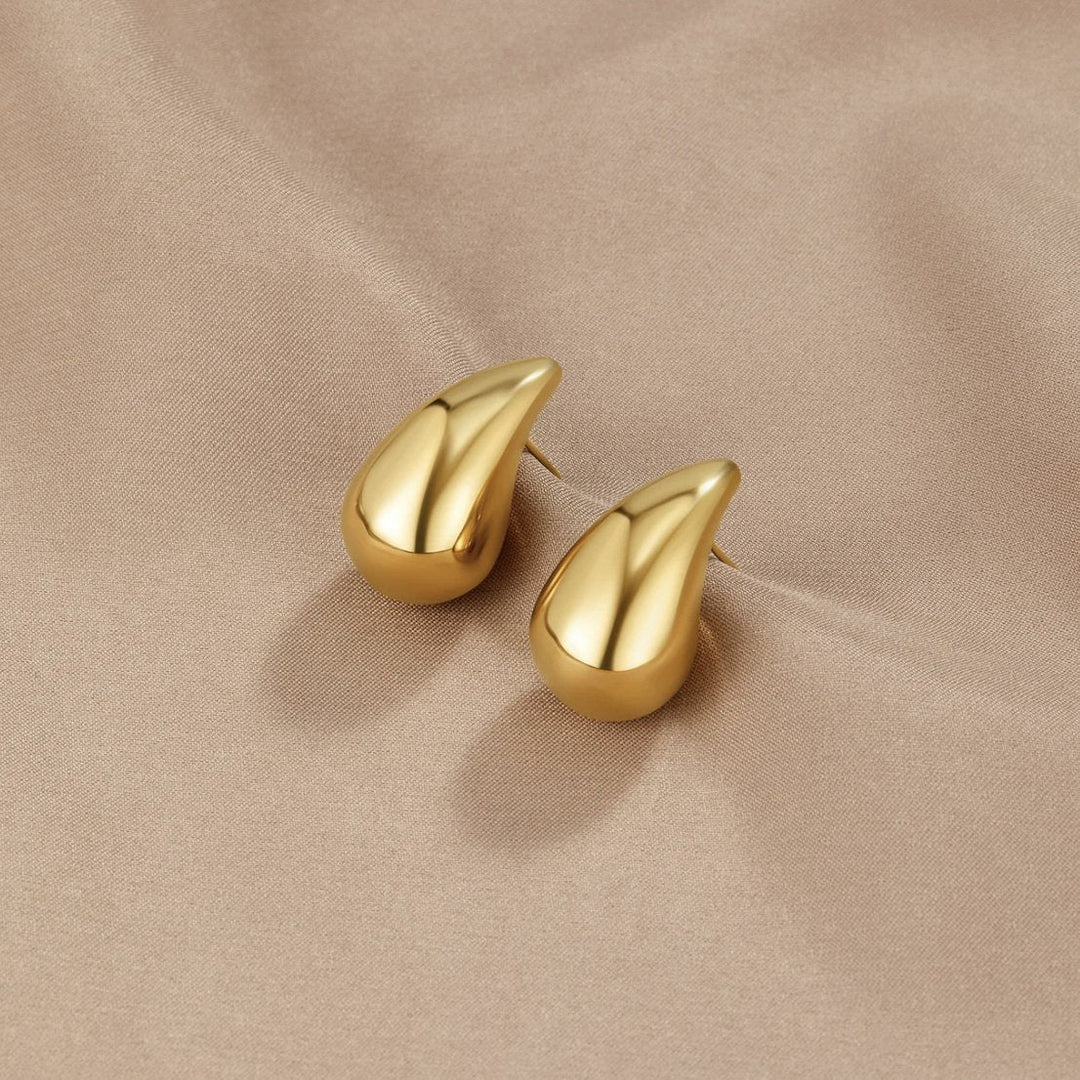 Amara Gull Dråpeøreringer" can be rewritten as "Amara Gold Drop Earrings.