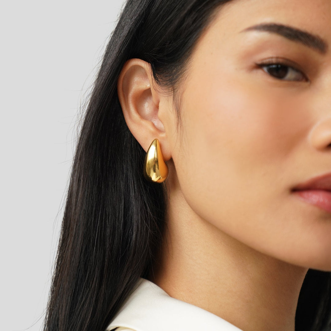 Amara Gull Dråpeøreringer" can be rewritten as "Amara Gold Drop Earrings.