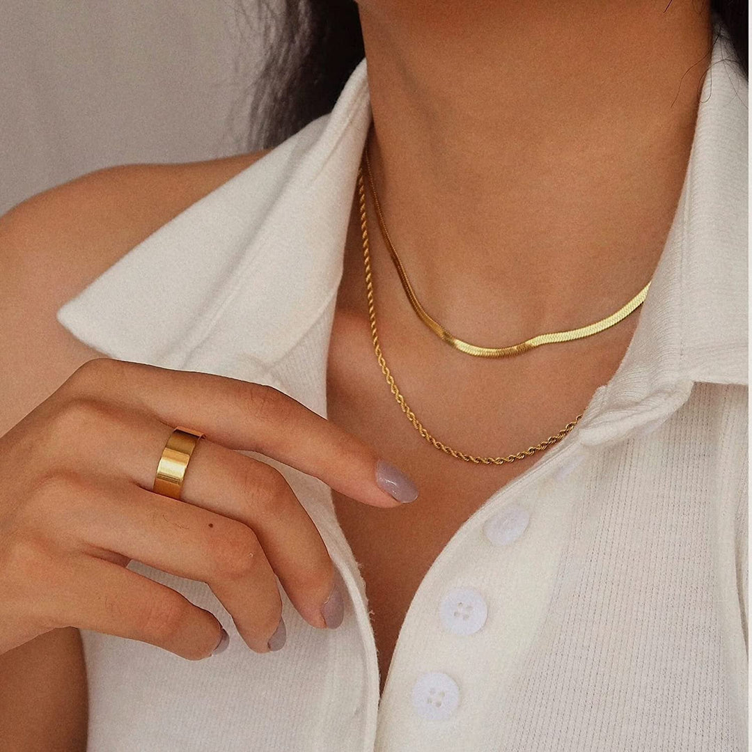 Hailey Laget Gullkjede" can be rewritten as "Hailey Gold Chain Necklace.