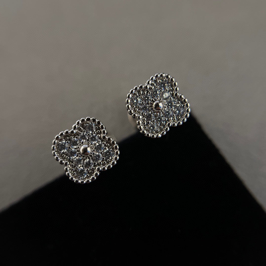 KLOVER MINI DIAMOND STUD EARRINGS
