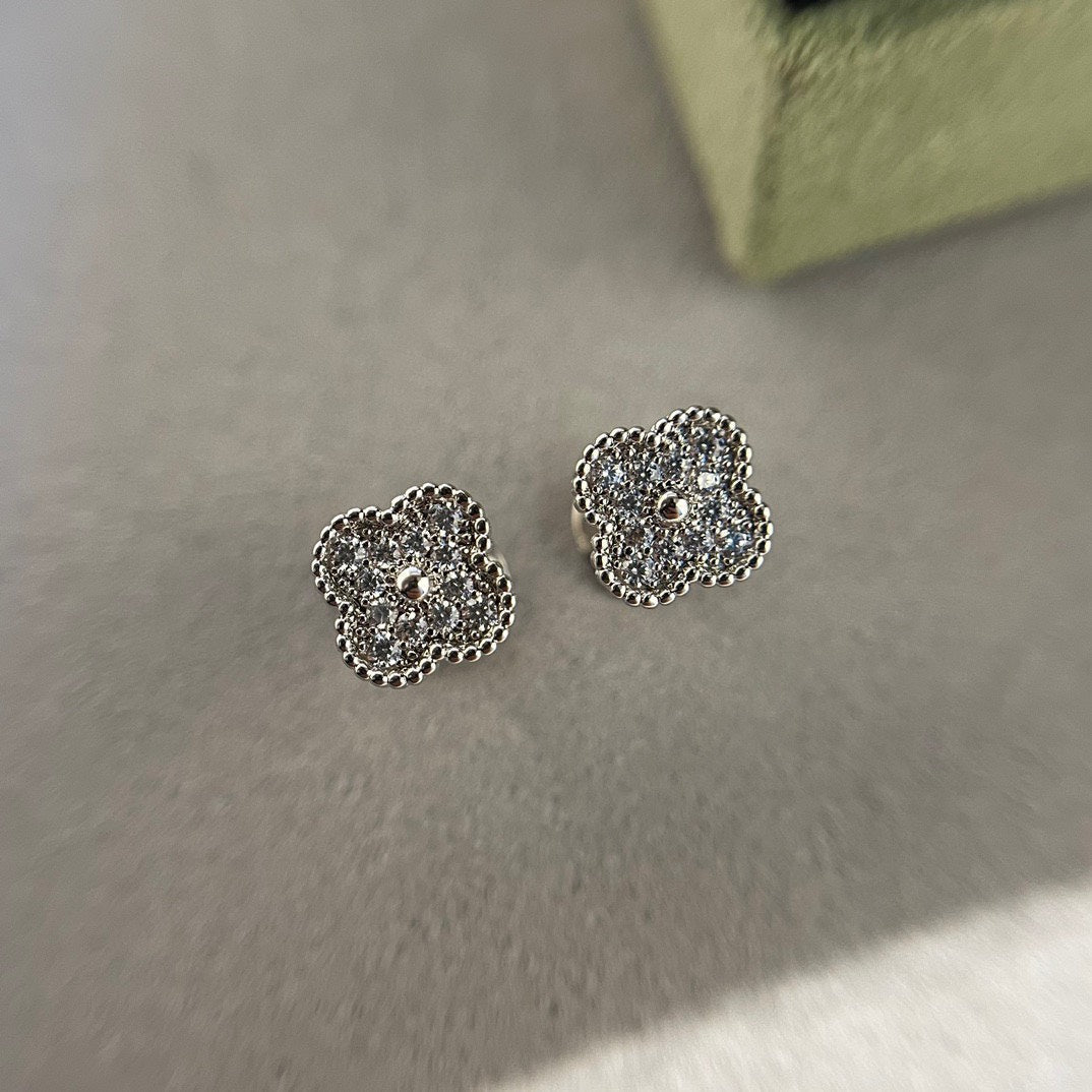 KLOVER MINI DIAMOND STUD EARRINGS